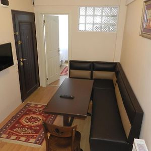 Appartement "Semi" met Twee Slaapkamers in de Kelder